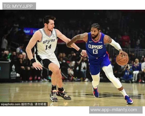 乔治32分钟表现平平仅得9分三分球全失状态低迷引发热议