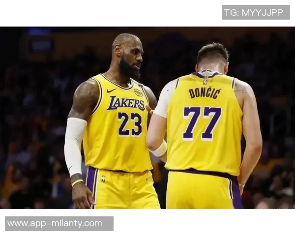 詹姆斯本赛季首次与湖人全队合练期待新队友默契提升